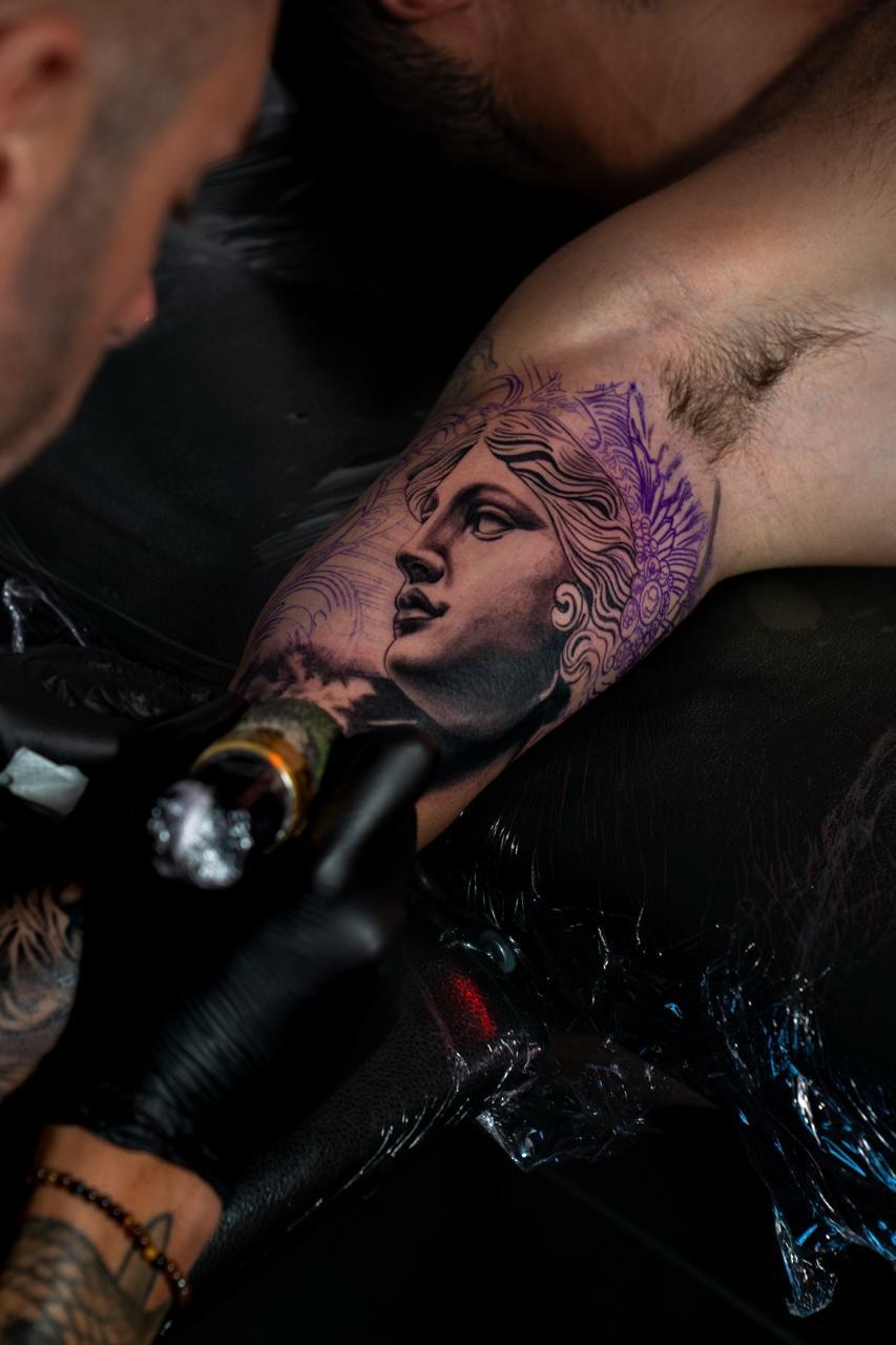 Tatuaje realista en negro y gris manga completa | Taker Tattoos Tatuaje realista en negro y gris manga completa | Taker Tattoos