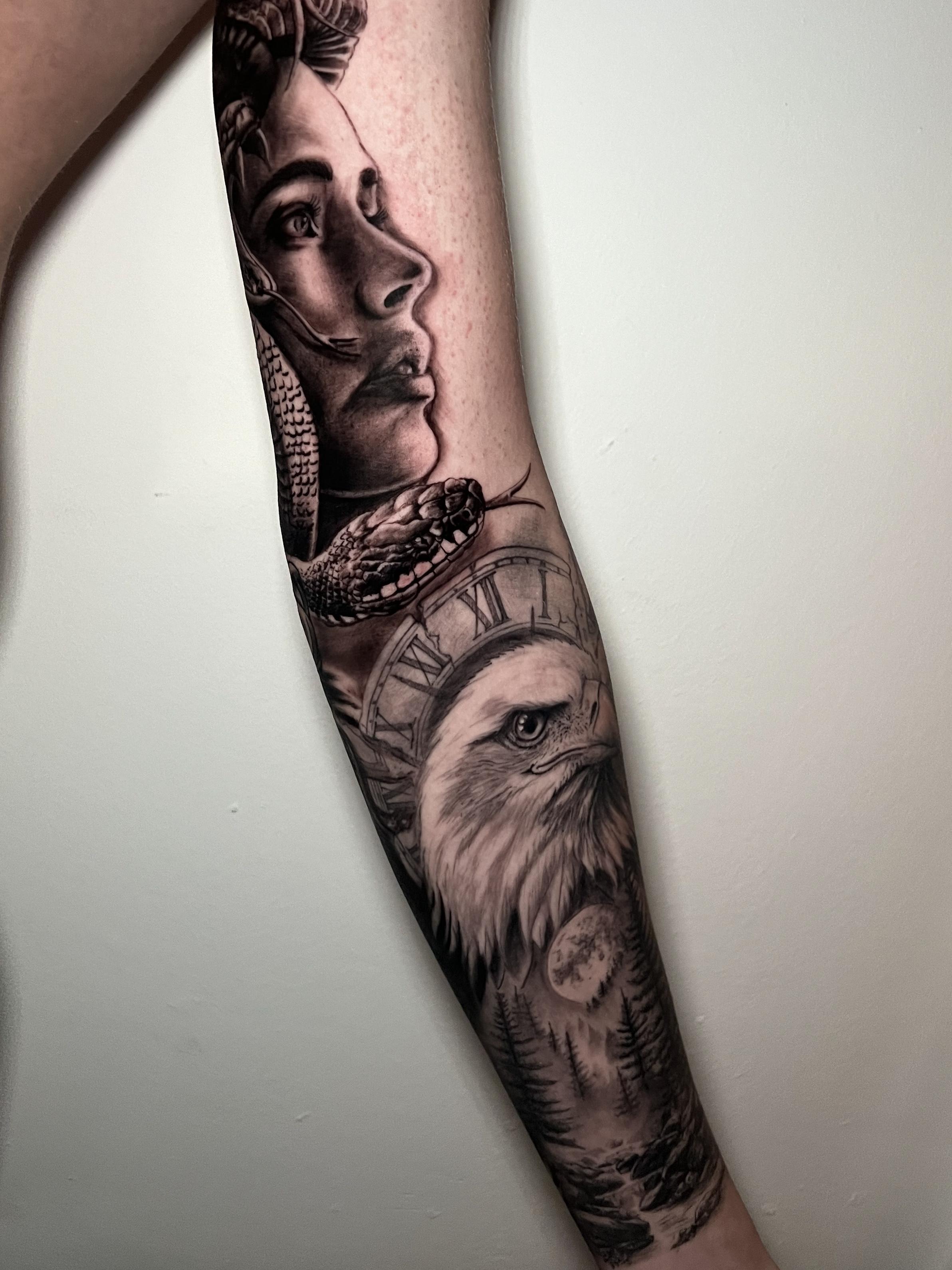 Tatuaje realista de retrato de perro en la espalda | Taker Tattoos Tatuaje realista de retrato de perro en la espalda | Taker Tattoos