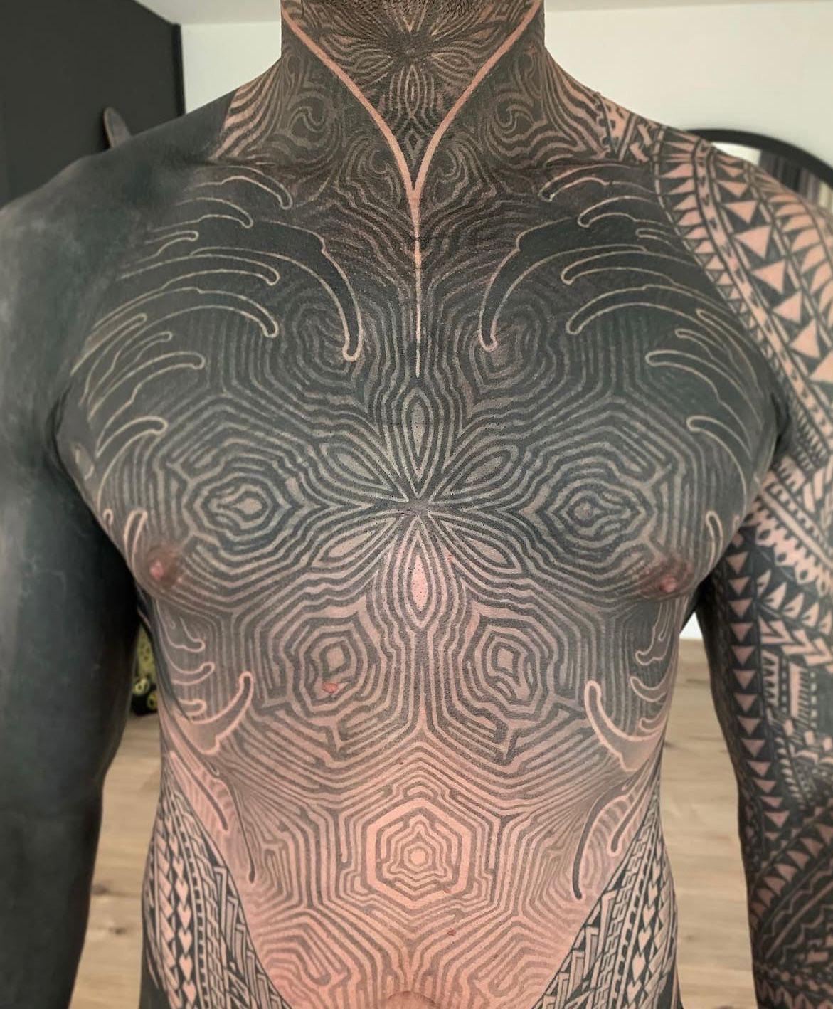 Tatuaje de mandala simétrico en Zürich | Especialista en puntillismo