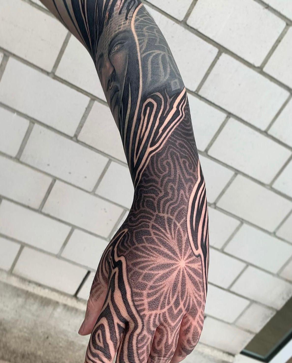 Tatuaje personalizado geométrico y ornamental por Taker Tattoos